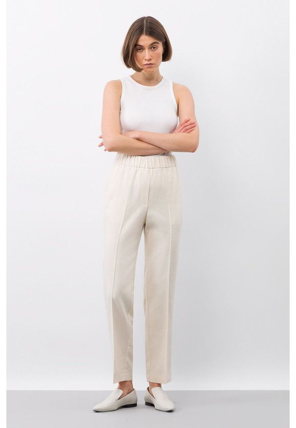 IVY & OAK - Ivy Oak spodnie damskie kolor beżowy proste high waist. Okazja: na co dzień. Stan: podwyższony. Kolor: beżowy. Materiał: tkanina, bawełna. Styl: casual