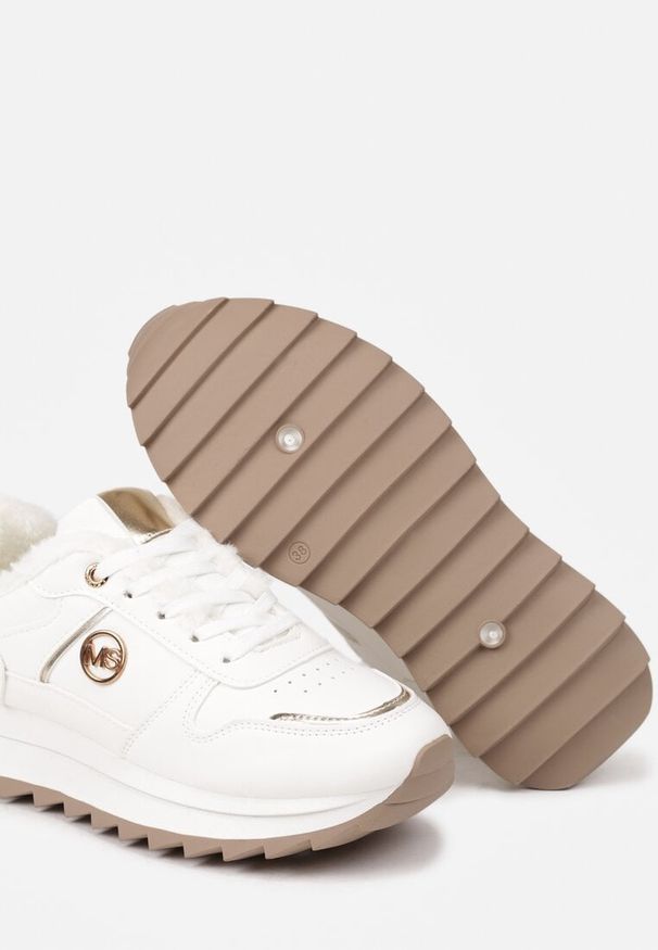 Renee - Białe Sneakersy na Płaskiej Podeszwie z Metaliczną Ozdobą i Ociepleniem Solirra. Okazja: na co dzień. Kolor: biały. Materiał: jeans. Wzór: aplikacja. Obcas: na płaskiej podeszwie