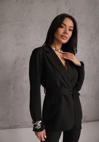 Renee - Czarny Komplet o Garniturowym Kroju z Marynarką z Wiązaniem i Spodniami Falestra. Kolor: czarny #2