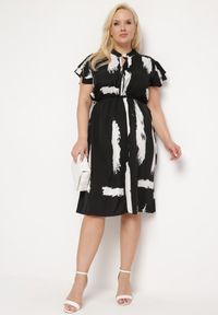 Born2be - Czarno-Biała Sukienka ze Sznurkiem w Pasie i Artystycznym Wzorem Lesidna. Kolor: czarny. Materiał: tkanina. Długość rękawa: krótki rękaw #3