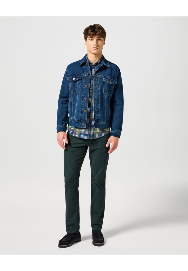 Wrangler - WRANGLER GREENSBORO MĘSKIE SPODNIE MATERIAŁOWE MATERIAŁ CHINO SCARAB 112358920 W15Q008868