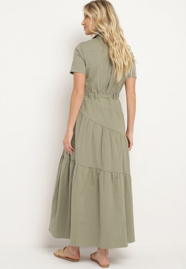 Born2be - Ciemnobeżowa Taliowana Sukienka z Bawełny w Koszulowym Stylu z Imitacją Kieszeni Masefia. Okazja: na co dzień. Kolor: beżowy. Materiał: bawełna. Wzór: aplikacja. Typ sukienki: koszulowe. Styl: elegancki, casual, wizytowy