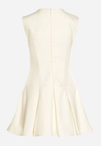 Born2be - Żółta Rozkloszowana Sukienka z Wycięciem przy Dekolcie Atarinea. Okazja: na co dzień. Kolor: żółty. Wzór: aplikacja. Typ sukienki: proste. Styl: casual #5