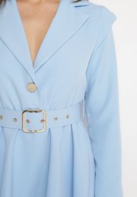 Born2be - Jasnoniebieski Kombinezon w Stylu Garniturowym z Paskiem i Ozdobnym Guzikiem Arazia. Kolor: niebieski. Styl: elegancki #3