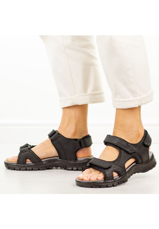 Czarne skórzane sandały damskie Unisoft 129. Okazja: na co dzień, na spacer. Zapięcie: rzepy. Kolor: czarny. Materiał: skóra. Sezon: wiosna, lato. Styl: klasyczny, casual