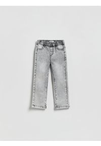 Reserved - Jeansy straight z rozcięciami - jasnoszary. Kolor: szary. Materiał: jeans #1