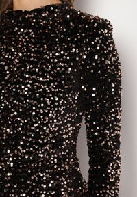 Born2be - Złoto-Czarna Cekinowa Koktajlowa Sukienka z Usztywnianymi Ramionami Bonida. Kolor: złoty. Długość rękawa: długi rękaw. Wzór: aplikacja. Styl: wizytowy #7