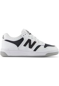 Buty dziecięce New Balance PSB480VB – białe. Okazja: na uczelnię, na co dzień. Kolor: biały. Materiał: skóra, syntetyk. Szerokość cholewki: normalna. Sport: turystyka piesza #1