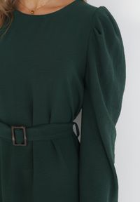 Born2be - Ciemnozielona Sukienka Pudełkowa z Falbanką Vinyo. Kolor: zielony. Materiał: tkanina. Wzór: jednolity, gładki. Styl: klasyczny. Długość: mini #5