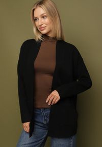 Born2be - Czarny Niezapinany Kardigan z Dodatkiem Kaszmiru z Kieszeniami Zaima. Okazja: na spotkanie biznesowe, do pracy, na randkę, na co dzień. Kolor: czarny. Materiał: kaszmir. Styl: biznesowy, casual, elegancki