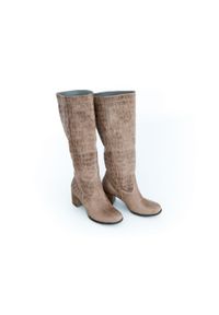 Zapato - kozaki na słupku z tłoczeniem - skóra naturalna - model 154 - kolor taupe. Okazja: na co dzień, na randkę, na spotkanie biznesowe, do pracy. Zapięcie: bez zapięcia. Materiał: skóra. Szerokość cholewki: normalna. Wzór: kolorowy. Sezon: wiosna, zima, lato, jesień. Obcas: na słupku. Styl: boho, casual, biznesowy. Wysokość obcasa: średni #4