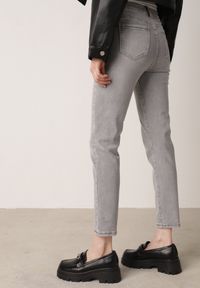 Born2be - Szare Bawełniane Jeansy Regular Fit z Elastycznego Denimu Timarose. Okazja: na co dzień. Kolor: szary. Styl: casual, elegancki, klasyczny #3