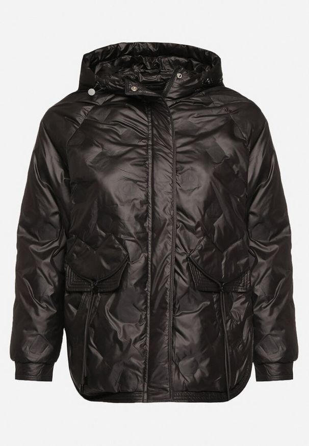 Born2be - Czarna Kurtka Pikowana z Kapturem i Kieszeniami o Pudełkowym Kroju Eravinna. Okazja: na spacer. Typ kołnierza: kaptur. Kolekcja: plus size. Kolor: czarny. Długość rękawa: długi rękaw. Długość: długie. Wzór: aplikacja