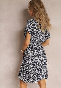 Renee - Czarna Wiskozowa Mini Sukienka w Kwiatowy Print z Gumką w Pasie Frolia. Kolor: czarny. Materiał: wiskoza. Wzór: kwiaty, nadruk. Długość: mini #4