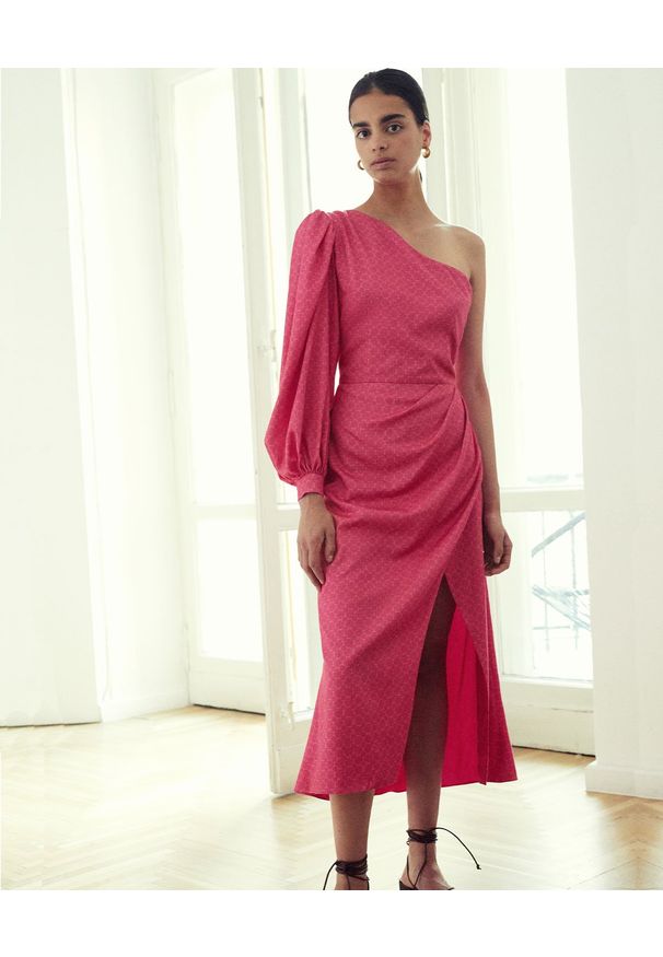VICHER - Różowa sukienka midi na jedno ramię REIWA. Kolor: różowy, wielokolorowy, fioletowy. Materiał: bawełna, satyna. Typ sukienki: asymetryczne. Długość: midi