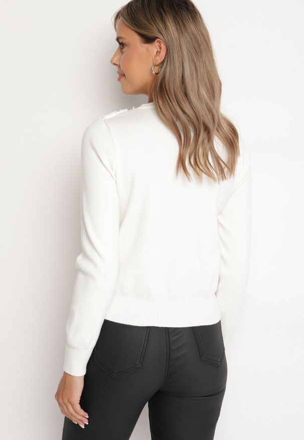 Born2be - Biały Sweter z Wiskozą i Siateczkowymi Aplikacjami Hariena. Kolor: biały. Materiał: wiskoza. Wzór: aplikacja. Styl: elegancki
