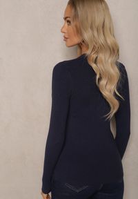 Renee - Granatowy Sweter z Wiskozą w Klasycznym Stylu Sintovira. Okazja: na co dzień. Kolor: niebieski. Materiał: wiskoza. Długość rękawa: długi rękaw. Długość: długie. Styl: klasyczny #5