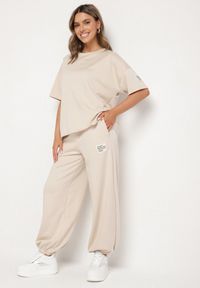 Born2be - Beżowy Komplet Dresowy z Wiskozą Zdobiony Naszywkami T-shirt i Spodnie Jogger Idallea. Kolor: beżowy. Materiał: dresówka, wiskoza. Wzór: aplikacja