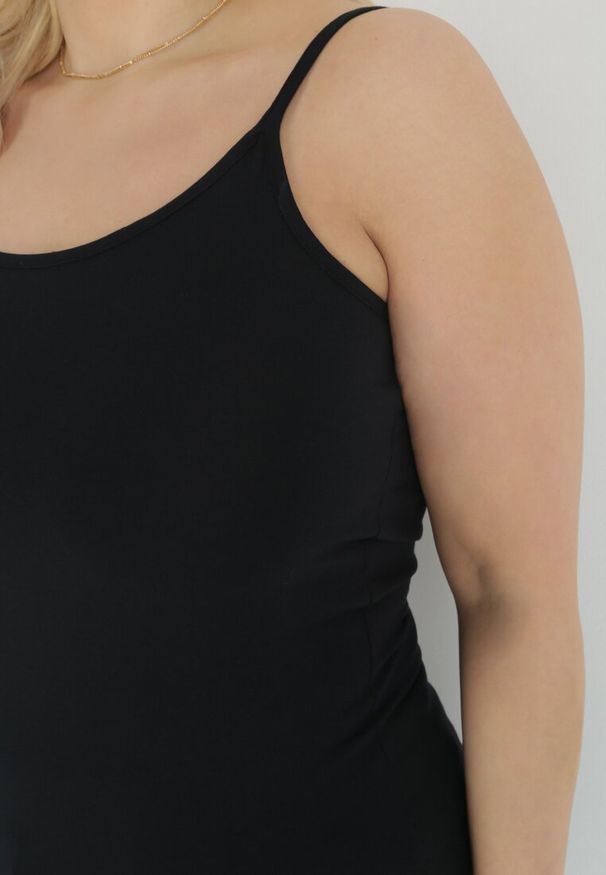 Born2be - Czarny Top na Cienkich Regulowanych Ramiączkach z Okrągłym Dekoltem Narenia. Okazja: na co dzień. Kolor: czarny. Materiał: bawełna, materiał, jeans. Długość rękawa: na ramiączkach. Styl: klasyczny, casual, elegancki