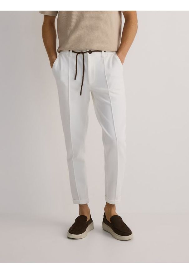 Reserved - Spodnie chino slim - złamana biel. Materiał: dzianina, bawełna