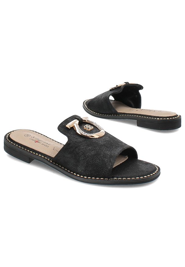 Czarne Klapki S.Barski Stylowe Obuwie Damskie. Okazja: na spacer, na co dzień, na plażę. Kolor: czarny. Materiał: materiał. Sezon: lato. Styl: elegancki