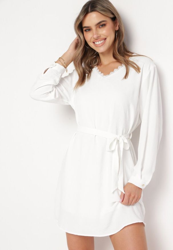 Born2be - Biała Sukienka Mini Rozkloszowana z Paskiem i Koronkową Wstawką Varanil. Okazja: na co dzień. Kolor: biały. Materiał: koronka. Styl: casual. Długość: mini