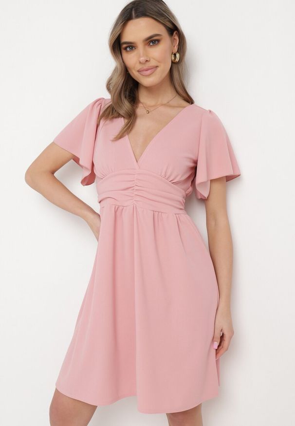 Born2be - Różowa Krótka Sukienka z Luźnym Rękawem i Gumką w Talii Bainasa. Kolor: różowy. Długość: mini