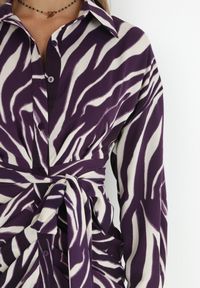 Born2be - Ciemnofioletowa Sukienka Koszulowa w Zebrę Arziki. Okazja: na co dzień. Typ kołnierza: dekolt w serek. Kolor: fioletowy. Długość rękawa: długi rękaw. Wzór: motyw zwierzęcy. Typ sukienki: koszulowe. Styl: casual, klasyczny #2