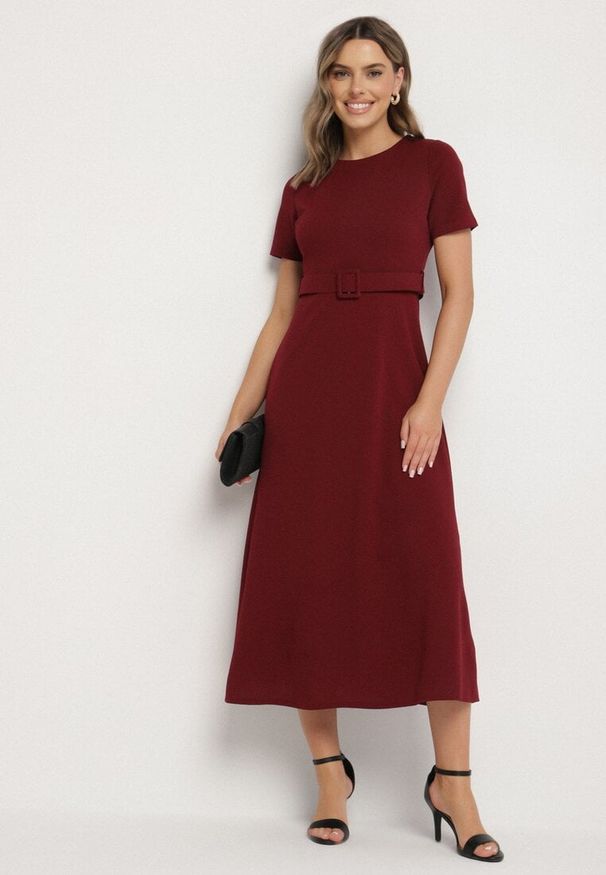 Born2be - Bordowa Rozkloszowana Sukienka Ozdobiona Paskiem Desianna. Okazja: na co dzień. Kolor: czerwony. Wzór: aplikacja. Styl: klasyczny, casual, elegancki