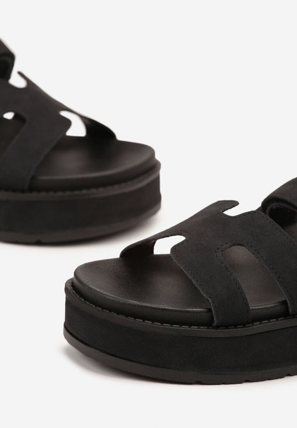 Born2be - Czarne Klapki na Grubej Podeszwie z Cholewką z Geometrycznymi Wycięciami Filandrea. Okazja: na co dzień. Kolor: czarny. Materiał: jeans. Wzór: geometria. Obcas: na płaskiej podeszwie. Styl: elegancki, casual