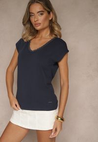 Renee - Granatowy T-shirt z Bawełny Ozdobiony Koronką Ralienne. Okazja: na co dzień. Kolor: niebieski. Materiał: bawełna, koronka. Wzór: aplikacja, koronka. Styl: casual #5