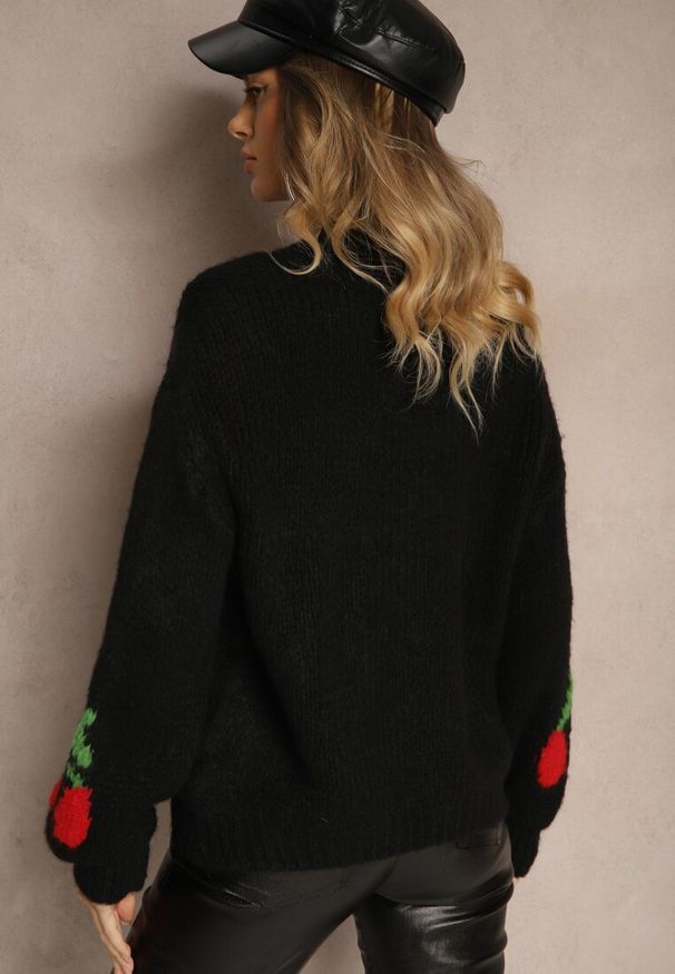 Renee - Czarny Prosty Sweter z Domieszką Wełny Ozdobiony Wiśniową Aplikacją Balrinna. Okazja: na co dzień. Kolor: czarny. Materiał: wełna. Wzór: aplikacja. Styl: elegancki, casual