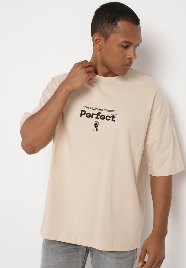 Born2be - Beżowa Bawełniana Koszulka T-shirt z Krótkim Rękawem Ozdobiony Nadrukami Citara. Kolor: beżowy. Materiał: bawełna. Długość rękawa: krótki rękaw. Długość: krótkie. Wzór: nadruk, aplikacja. Styl: klasyczny