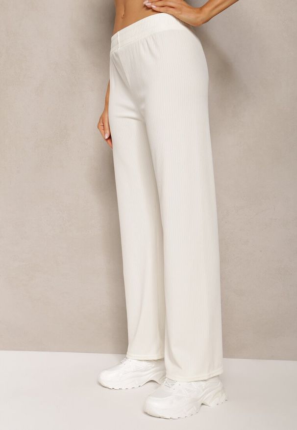 Renee - Białe Szerokie Spodnie z Delikatnie Prążkowanego Materiału Kasaida. Kolor: biały. Materiał: prążkowany, materiał. Sezon: lato