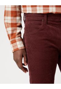 Wrangler - WRANGLER GREENSBORO MĘSKIE SPODNIE MATERIAŁOWE DAHLIA W15QLMH45. Materiał: materiał