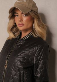 Renee - Czarna Pikowana Kurtka Bomberka z Metaliczną Nicią Desalina. Okazja: na co dzień, na spacer. Kolor: czarny. Materiał: jeans. Styl: casual