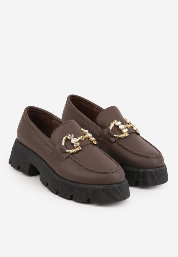 Born2be - Brązowe Mokasyny na Grubej Tłoczonej Podeszwie z Metaliczną Klamrą i Cyrkoniami Renisea. Okazja: na co dzień. Zapięcie: klamry. Kolor: brązowy. Materiał: jeans, materiał. Styl: casual, klasyczny