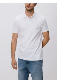 Reserved - Koszulka polo regular fit - biały. Typ kołnierza: polo. Kolor: biały. Materiał: dzianina, bawełna #1