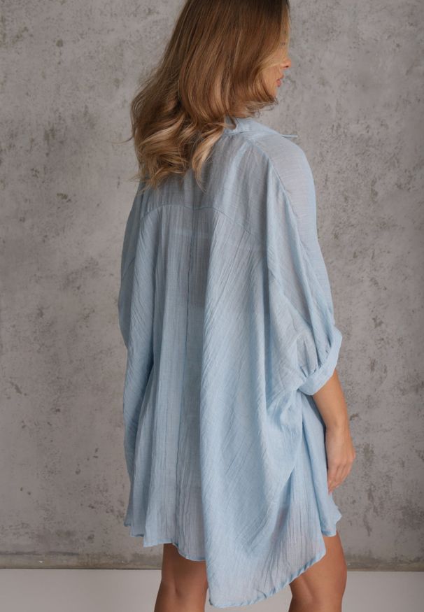 Renee - Jasnoniebieska Nietoperzowa Koszula na Lato ze Zwiewnej Bawełny o Kroju Oversize Caeilla. Kolor: niebieski. Materiał: bawełna. Sezon: lato. Styl: elegancki, wakacyjny, klasyczny