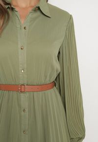 Born2be - Zielona Plisowana Sukienka o Koszulowym Kroju z Dodatkowym Paskiem Mialessa. Okazja: na co dzień. Kolor: zielony. Materiał: materiał. Typ sukienki: koszulowe. Styl: casual, elegancki, klasyczny #7