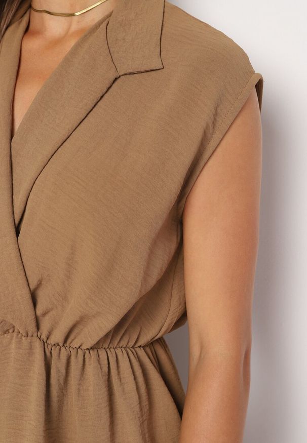 Born2be - Ciemnobeżowy Krótki Kombinezon z Falbankami i Kołnierzykiem Laravia. Kolor: beżowy. Długość: krótkie. Styl: wizytowy, elegancki