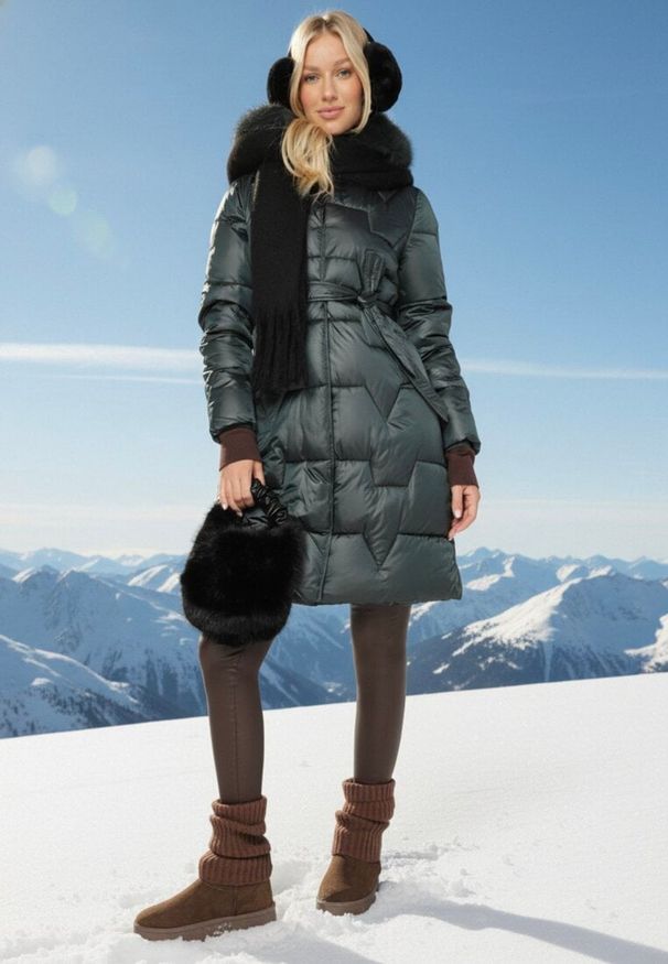 Born2be - Ciemnozielona Pikowana Kurtka o Długim Kroju Ozdobiona Paskiem i Odpinanym Futerkiem Milirra. Okazja: na spacer. Kolor: zielony. Materiał: futro. Długość: długie. Wzór: aplikacja. Styl: elegancki, wizytowy