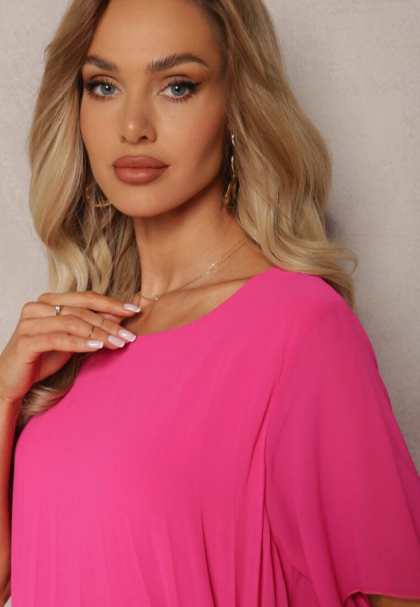 Renee - Fuksjowa Plisowana Sukienka o Rozkloszowanym Kroju Orxiala. Kolor: różowy. Styl: elegancki