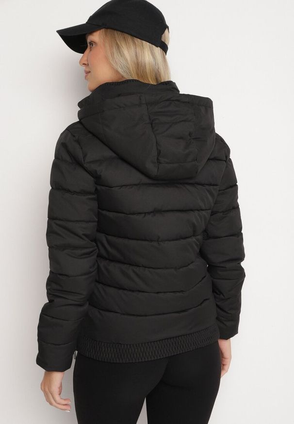 Born2be - Czarna Pikowana Kurtka ze Ściągaczem w Pasie i Odpinanym Kapturem Valentissa. Okazja: na co dzień. Kolor: czarny. Materiał: jeans. Styl: klasyczny, casual