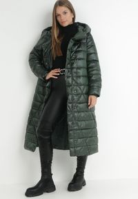 Born2be - Ciemnozielona Kurtka za Kolano z Wiązanym Paskiem i Kapturem Chlyrie. Kolor: zielony. Materiał: materiał. Długość: długie. Sezon: zima, jesień #7