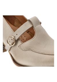 Półbuty damskie Armodo, na słupku z okrągłym noskiem zapinane sprzączką i ze skóry, beż rustik, 1662. Okazja: na co dzień, do pracy, na spotkanie biznesowe. Nosek buta: okrągły. Zapięcie: sprzączka. Kolor: beżowy. Materiał: skóra. Obcas: na słupku. Styl: casual, biznesowy, elegancki. Wysokość obcasa: średni #4