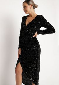 Born2be - Czarna Dopasowana Cekinowa Sukienka z Kopertowym Dekoltem i Asymetrycznym Wycięciem Rinnalith. Okazja: na imprezę. Kolor: czarny. Typ sukienki: kopertowe, asymetryczne. Styl: elegancki, klasyczny #7