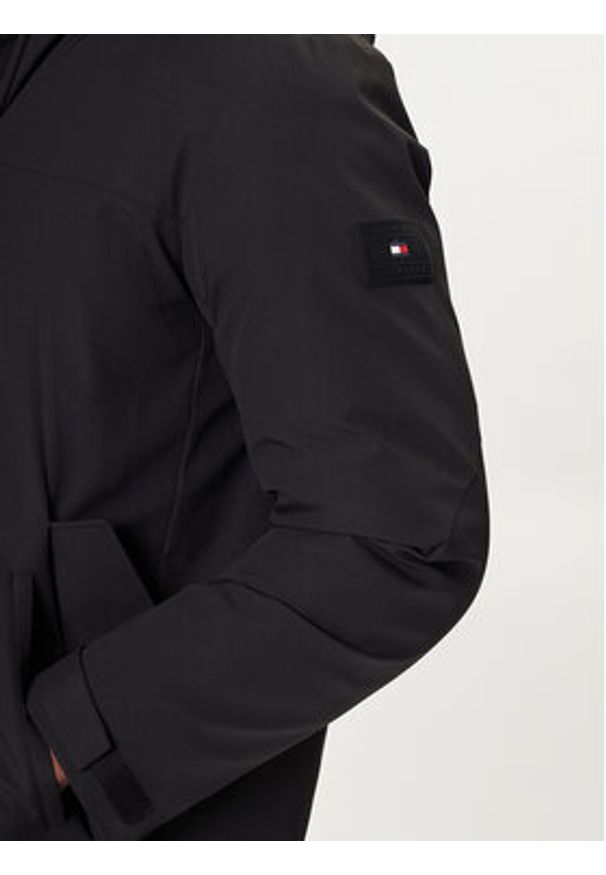 TOMMY HILFIGER - Tommy Hilfiger Płaszcz przejściowy MW0MW41362 Czarny Regular Fit. Kolor: czarny. Materiał: syntetyk