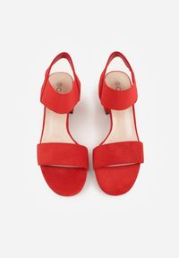 Renee - Czerwone Sandały na Kwadratowym Słupku z Imitacji Zamszu Claudie. Okazja: na co dzień. Zapięcie: pasek. Kolor: czerwony. Wzór: paski. Materiał: zamsz. Sezon: wiosna. Obcas: na słupku. Styl: casual, elegancki. Wysokość obcasa: średni #7