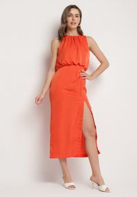Born2be - Pomarańczowa Taliowana Sukienka Ozdobiona Marszczeniem Rindessa. Okazja: na spotkanie biznesowe, do pracy. Kolor: pomarańczowy. Wzór: aplikacja. Styl: klasyczny, biznesowy #1